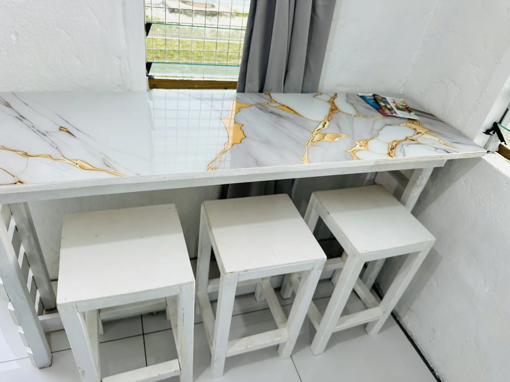 Aqua Cottage Dining Area