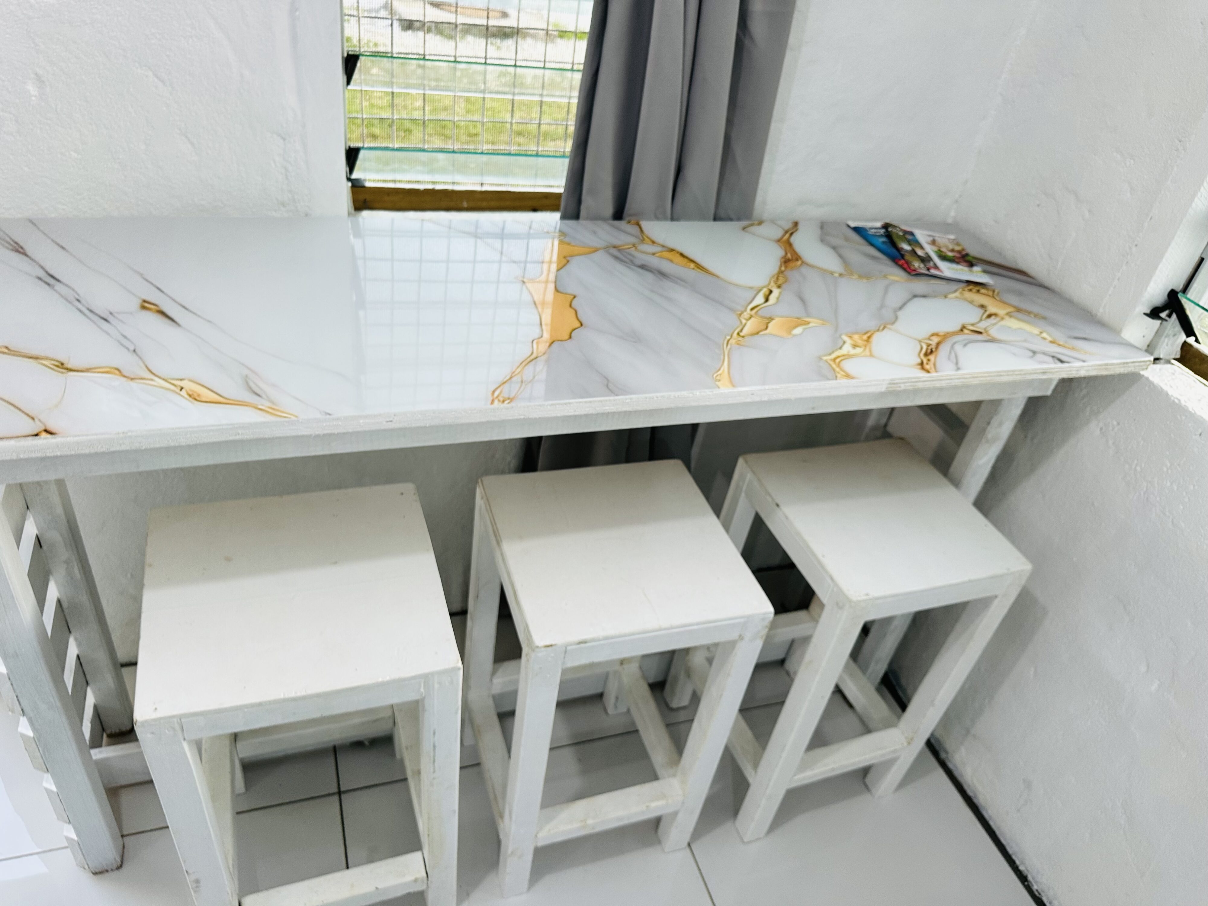 Aqua Cottage Dining Area